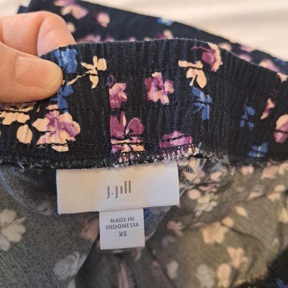 J. Jill Navy Silky‎ Soft Full Leg Floral Crop Pant XS Resortwear Relaxed Comfort - Picture 5 of 8